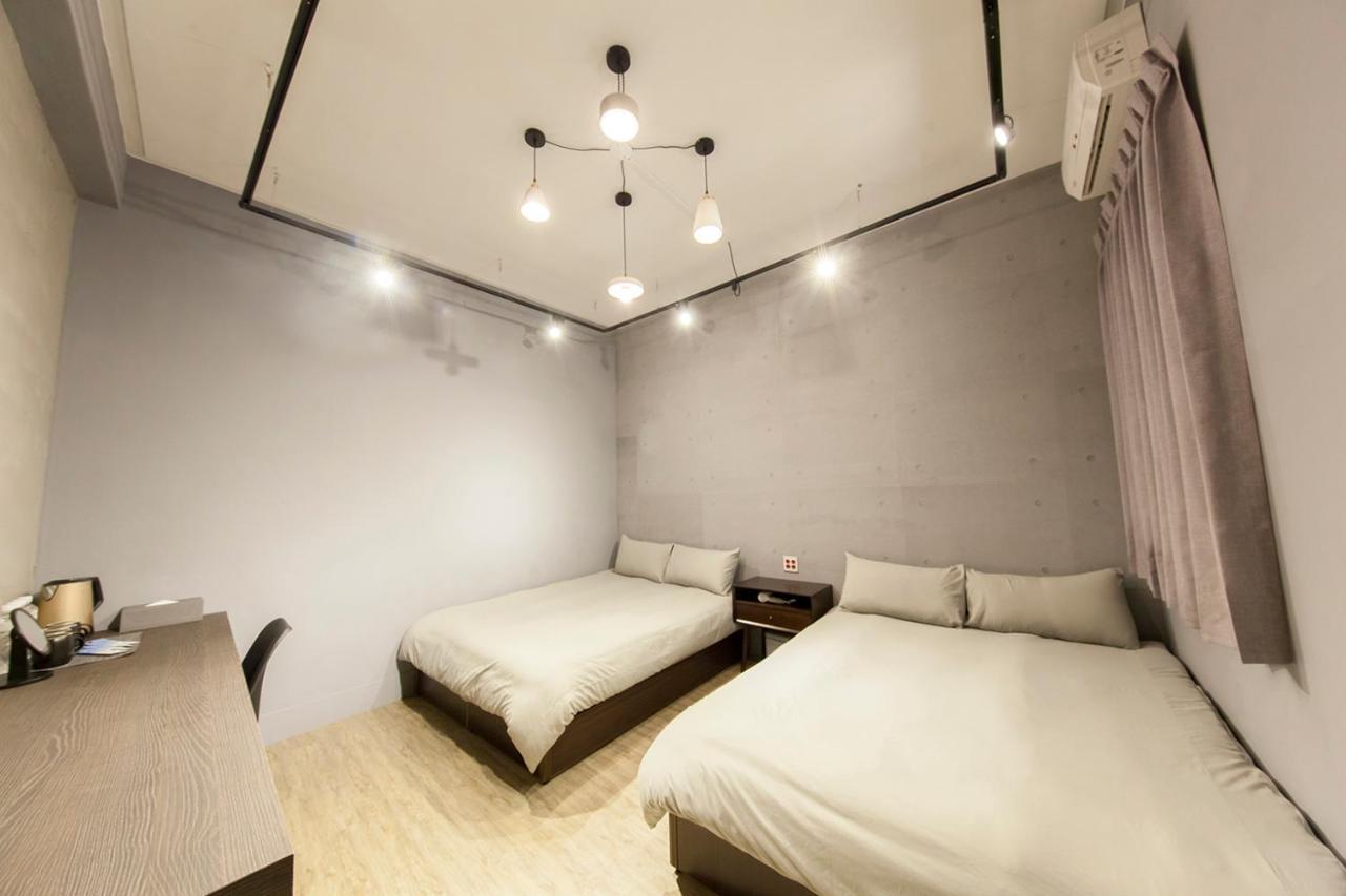 Slow Inn Tainan Bagian luar foto